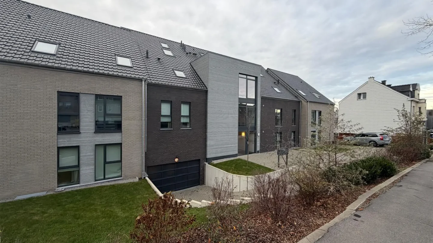 Modernes Wohnhaus mit hochwertiger Fassadengestaltung und professionellen Fliesenarbeiten.