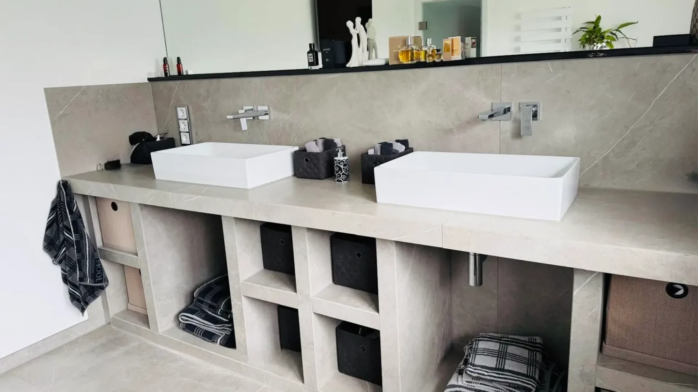 Modernes Badezimmer mit maßgefertigtem Waschtisch und großformatigen Feinsteinzeugfliesen.